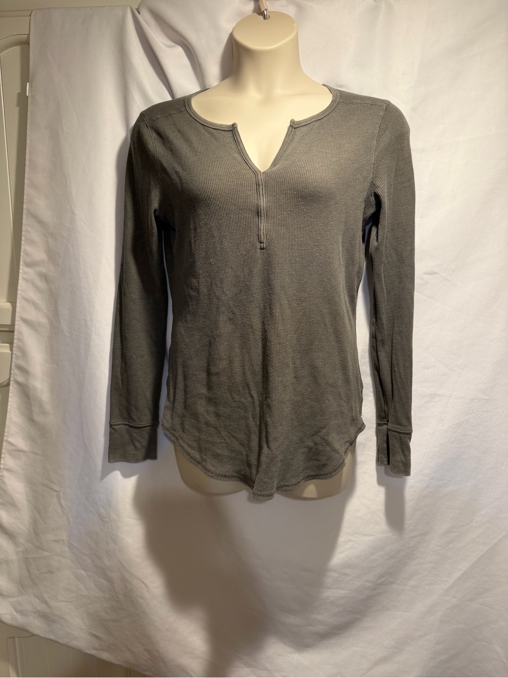 GAP Women's Long Sleeve Notch Neck Top - Gray Feather Tee